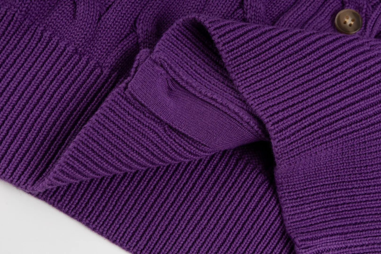 P230 #R93 RALPH LAUREN Ralph Lauren twelve colors classic small label embroidery logo seven-button knitted cable cardigan sweater women's top, high-density LOGO embroidery on the chest, original customization of tag accessories. Made of pure cotton yarn, pure cotton is skin-friendly and comfortable, small label war horse embroidered twist button cardigan sweater 🐎 high quality, follow the blogger to learn how to wear it! Let’s buy a Ralph Lauren cable sweater. It’s a super hard-to-find series after it became popular. It’s hard to find one on the official website. It’s simple and practical to wear, with a lazy and loose feel. The thickened fabric has more texture, feels soft and delicate, and has a loose fit. Whether worn alone or layered, you can wear different styles of fashion with just one piece!   Size: